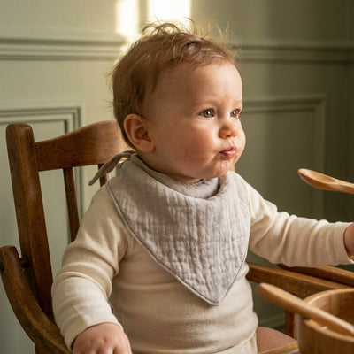 Caico Cotton lifestyle — Baby Bib Rocky Stone
